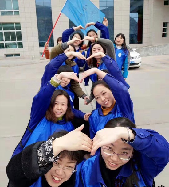 培訓(xùn)時間：3月6日培訓(xùn)地點:單位院內(nèi)培訓(xùn)單位:**集團三八活動培訓(xùn)課程:拓展培訓(xùn)人數(shù)：75人