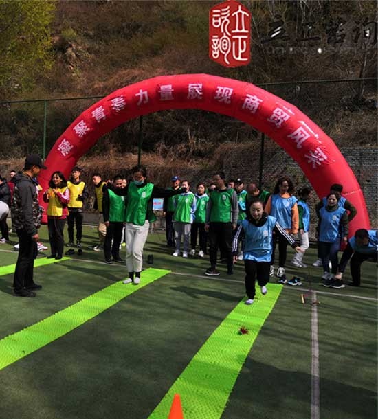 培訓快訊培訓時間：4月28日培訓地點:興隆山城建培訓中心培訓單位:甘肅交通**公司培訓課程:趣味運動會部分拓展項目介紹：緬甸橋項目類型：團隊合作項目培訓形式：一段軟梯掛在山坳的兩端。學員必須利用繩梯和