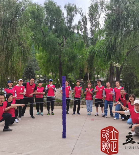 培訓快訊培訓時間：2021年7月6日培訓地點：榆中興隆山培訓單位:甘肅**集團**公司培訓課程:中青年職工拓展培訓班培訓項目介紹：合力建塔團隊成員拉緊繩子末端控制塔鉤移動，用塔鉤將一塊塊塔吊起并按照教