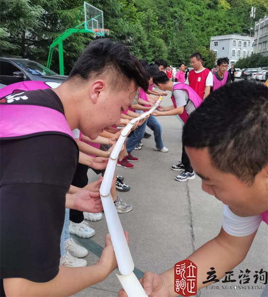 培訓快訊培訓時間：2021年7月12-19日培訓地點：西安培訓單位：中鐵**局**公司培訓課程：新員工入職培訓班團隊合作項目鼓動人心培訓形式一個大鼓，把鼓的四周拴上16根繩子，每根繩子由一個人牽著，在